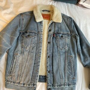 Levi denim jacket, faux fur lined. Heavy weight. Size MENS small.